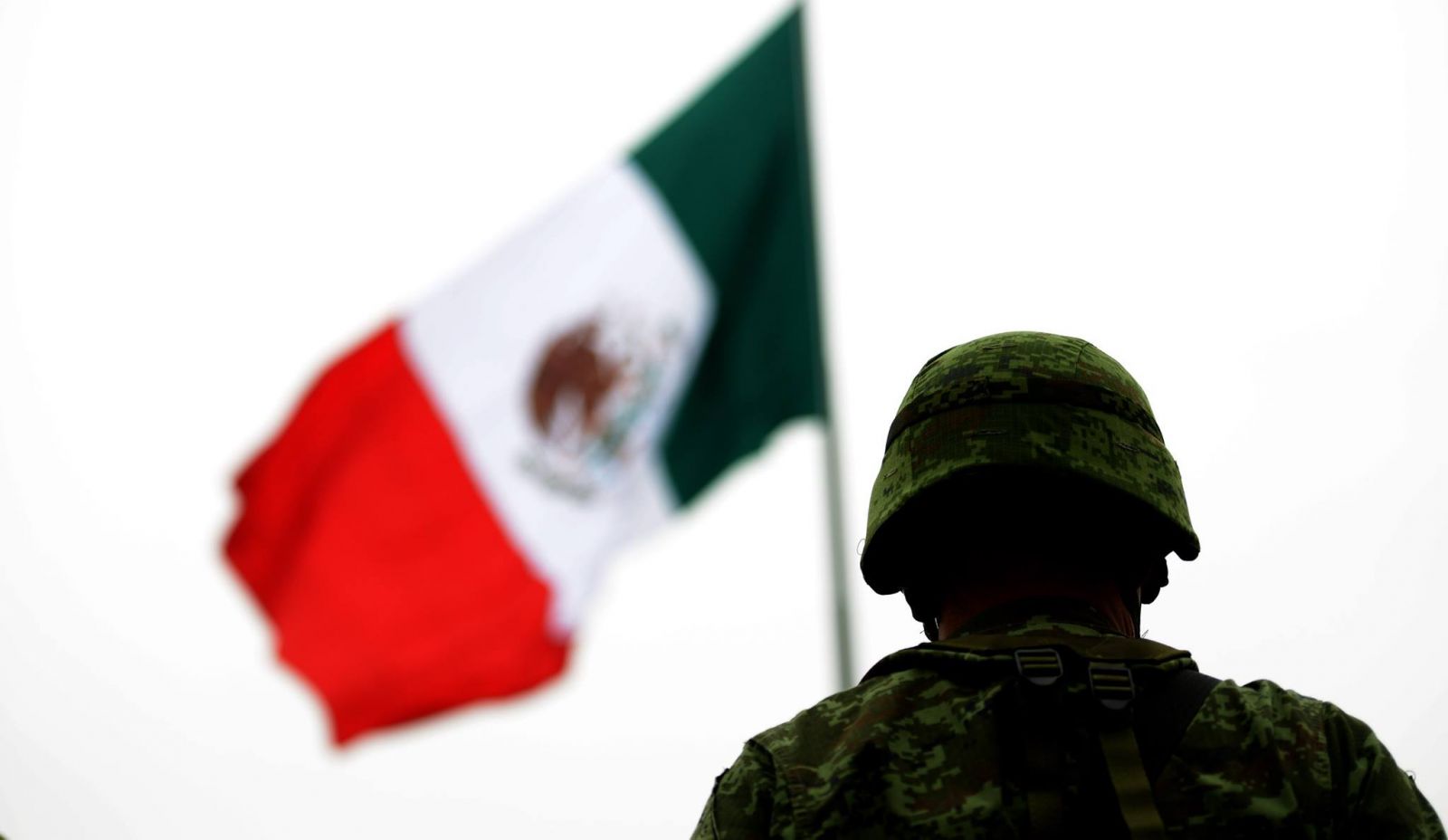 Un soldado ante la bandera mexico foto presidencia