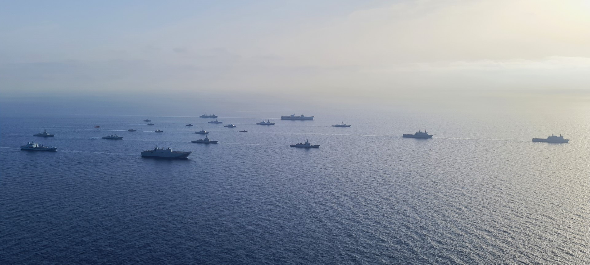 The Navy gets its strength in an exercise with 5,000 soldiers and 21 ships in southeastern Spanish waters