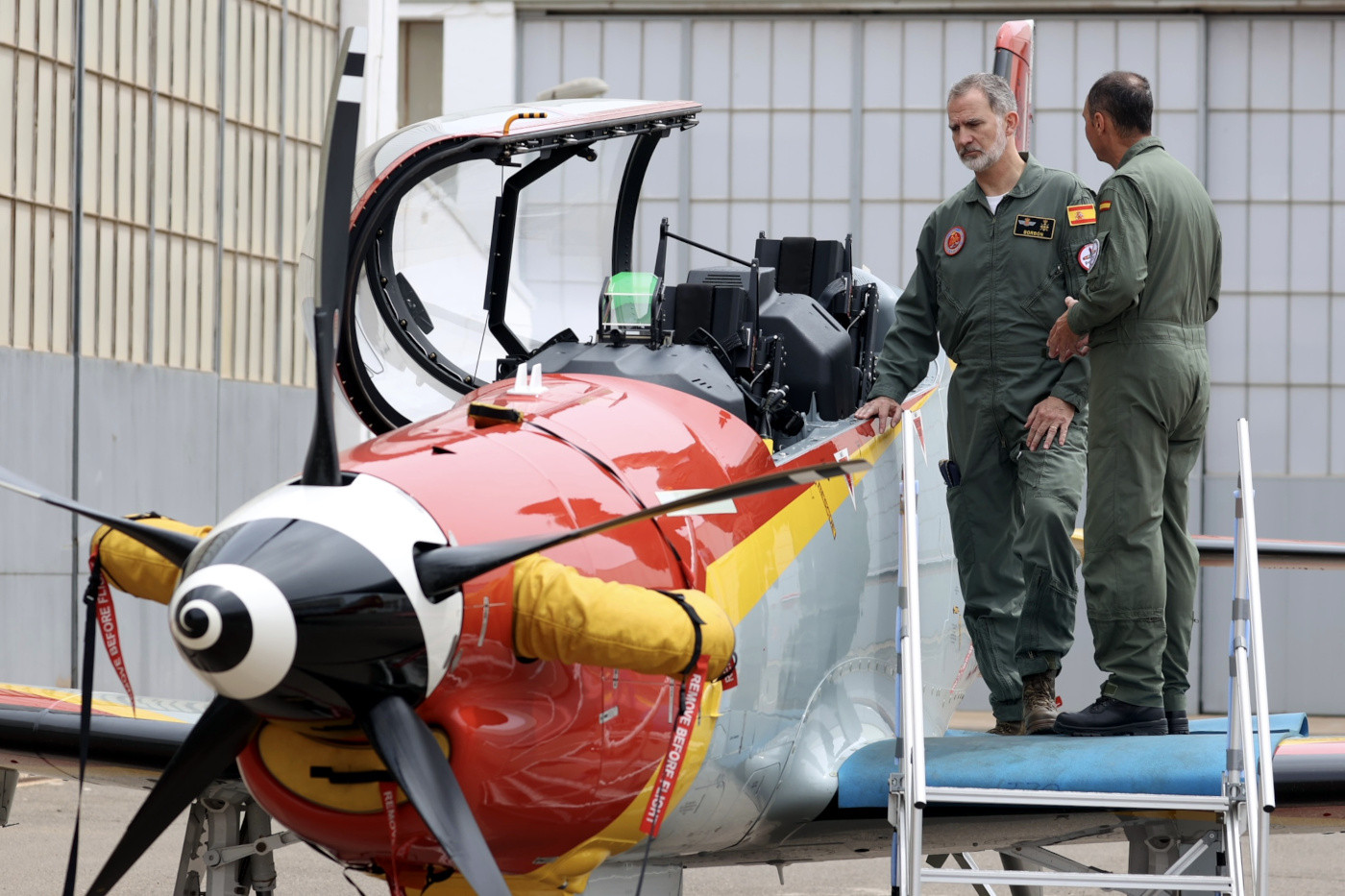 El Rey Felipe VI prueba el PC-21, el nuevo entrenador del Ejército del Aire