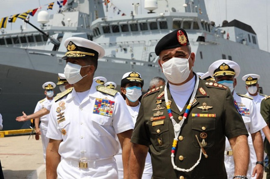 El almirante Serrantes y el ministro Padrino en la base naval de Puerto Cabello. Foto Armada de Venezuela