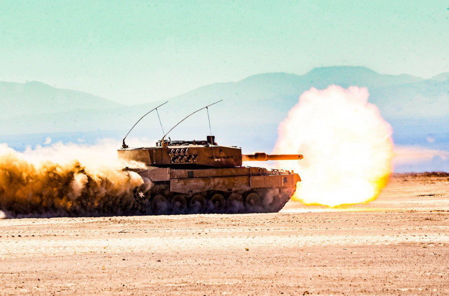 Tanque Leopard 2A4 en práctica de tiro. Foto referencial Ejército de Chile