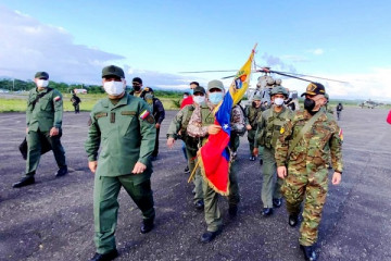 El ministro Padrino y el comandante del Ceofanb, reciben a los militares liberados. Foto Prensa FANB