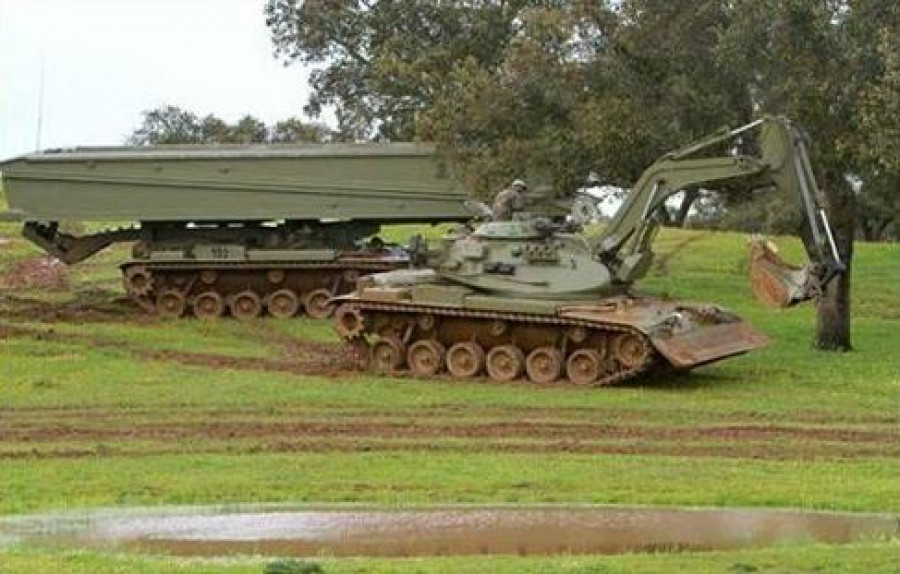 Vehículo Alacran CZ 1025E y vehículo lanza puentes VLPD 2670, ambos sobre barcaza de M60 A1. Foto Ejército de Tierra