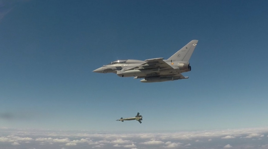 Caza Eurofighter durante las pruebas con el pod Litening III. Foto Ejército del Aire