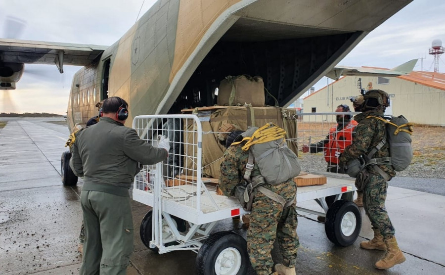 Carga preparada para lanzamiento aéreo desde un avión de transporte Casa C-212 de la Bave. Foto referencial Ejército de Chile