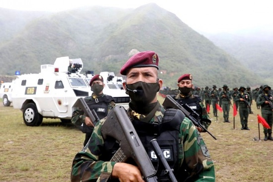 Comandos de la Guardia Nacional portando fusiles de asalto Steyr AUG. Foto Ceofanb