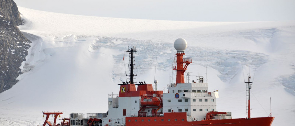 Buque Hespérides en la Antártida. Foto Armada española