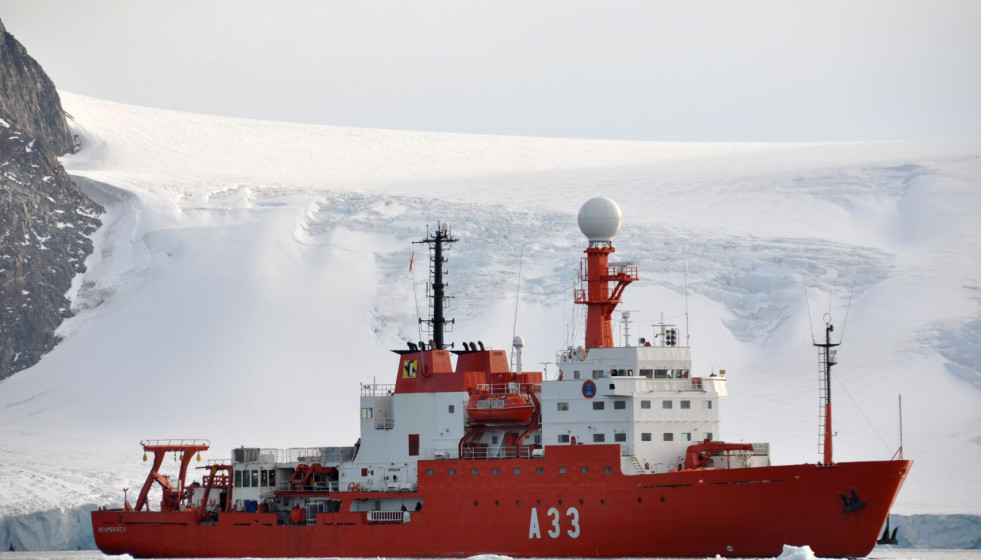 Buque Hespérides en la Antártida. Foto Armada española