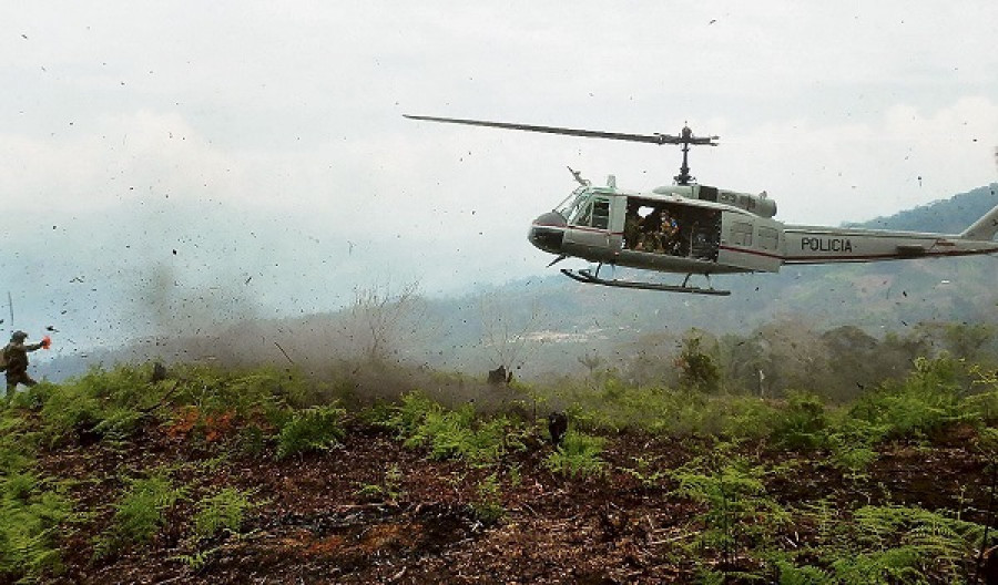 Helicóptero UH-1H de la PNP en operaciones contra el narcotráfico. Foto Policía Nacional del Perú