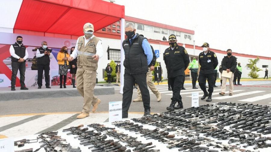 El ministro Elice y el comandante general Cervantes revisan lote de armas incautadas. Foto Ministerio del Interior