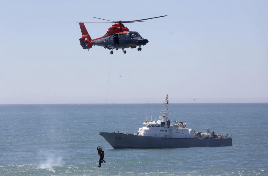 Helicóptero Airbus AS365 Dauphin en un ejercicio de rescate. Foto Ministerio de Defensa de Chile