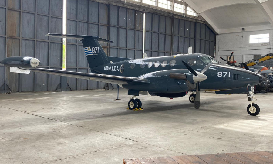 Beechcraft B200T con su nuevo esquema de colores. Foto Armada Nacional