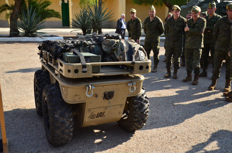 Presentación de una mula robótica en la Legión. Foto Ejército de Tierra