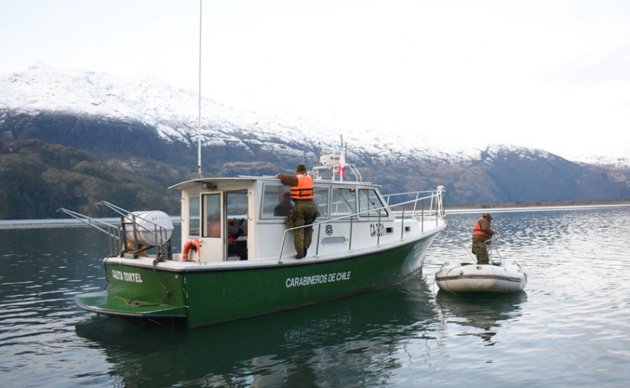 Embarcación policial en un fiordo patagónico. Foto Carabineros de Chile