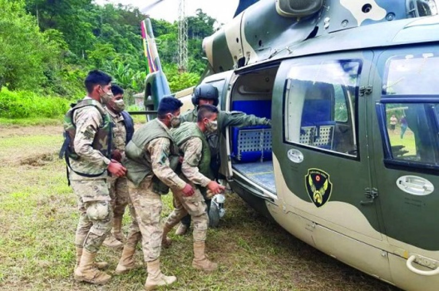 Tropas abordando un helicóptero H425 en un puesto militar avanzado. Foto Ejército de Bolivia