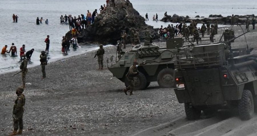 Militares junto a los inmigrantes