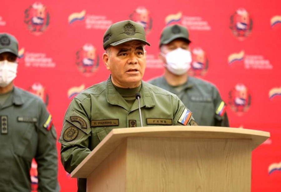 El ministro Padrino López leyendo el comunicado. Foto Prensa FANB