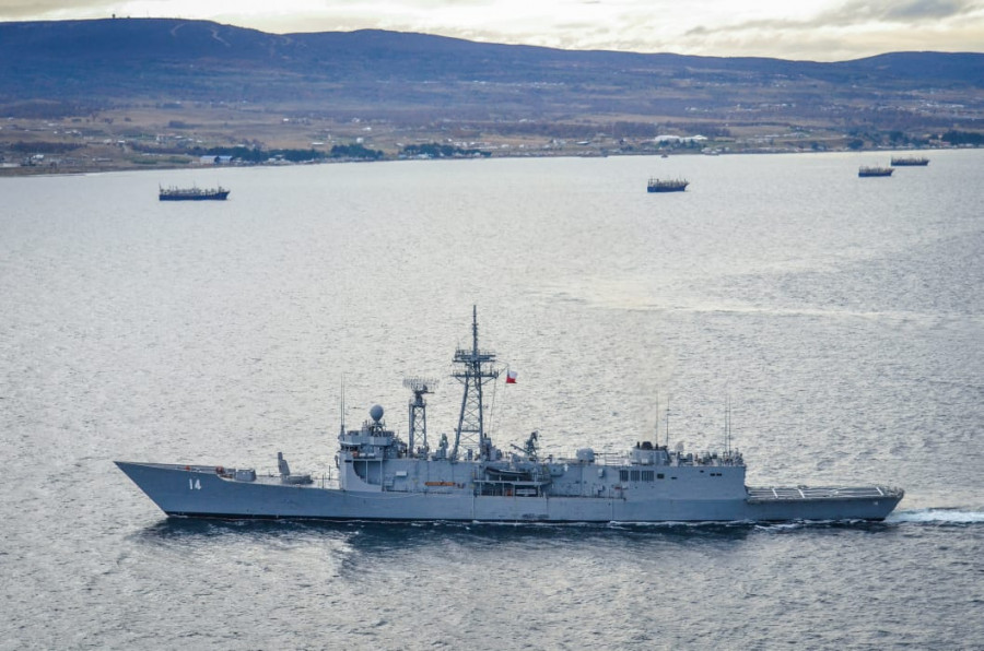 La fragata antiaérea FFG-14 Almirante Latorre en la actividad de fiscalización. Foto Armada de Chile
