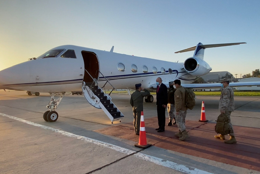 El ministro Prokurica aborda un Gulfstream G-IVSP del Grupo de Aviación N° 10 de la FACh. Foto FACh