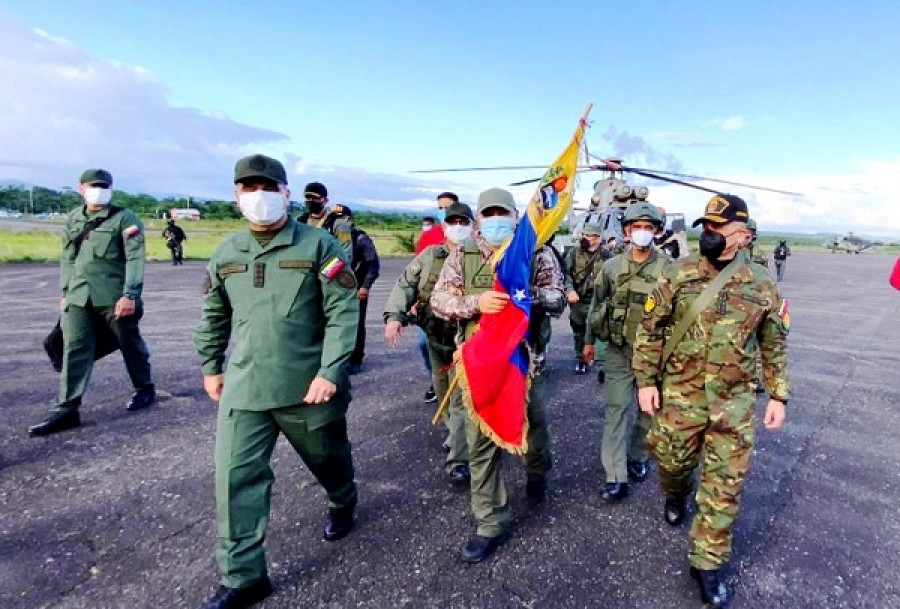 El ministro Padrino y el comandante del Ceofanb, reciben a los militares liberados. Foto Prensa FANB