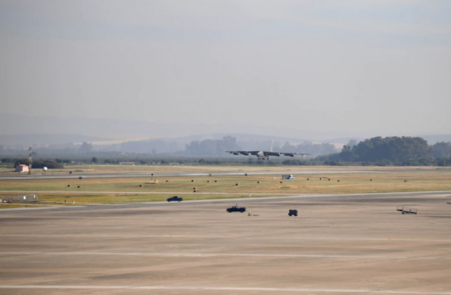 Aterrizaje de un bombardero B-52H en la base aérea de Morón. Foto Usaf