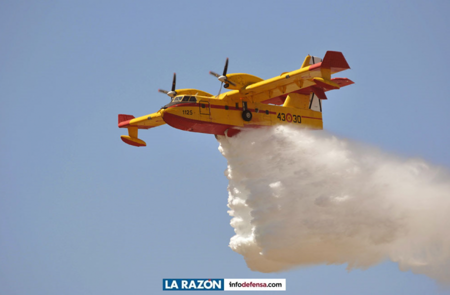 Apagafuegos durante una descarga de agua. Foto Ejército del Aire