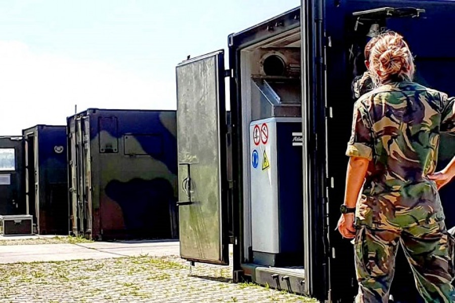 Contenedores en la base aérea neerlandesa antes del vuelo a Surinam. Foto Defensie.n.l