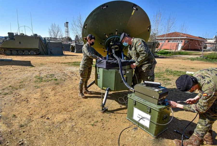 Pruebas en un equipo de comunicaciones militares. Foto Ejército de Tierra español
