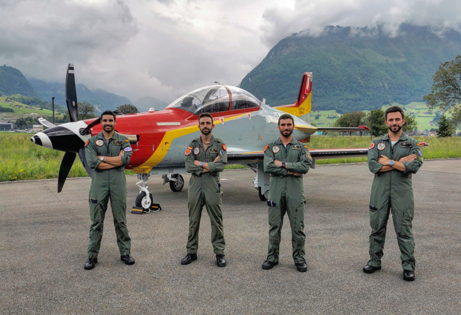 Los cuatro primeros pilotos profesores de vuelo junto a un PC-21. Foto Ejército del Aire