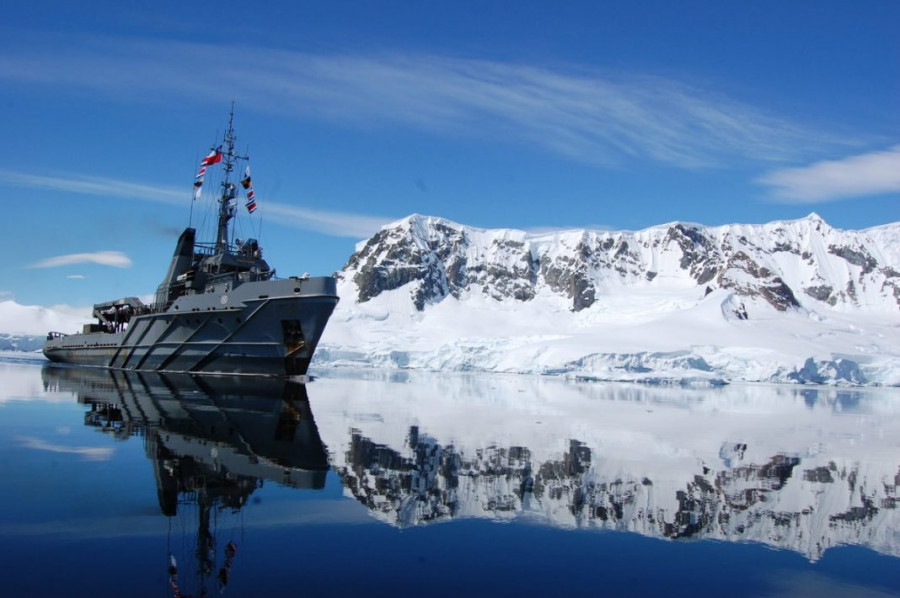 Remolcador de flota ATF-67 Lautaro en la Antártica. Foto. Armada de Chile