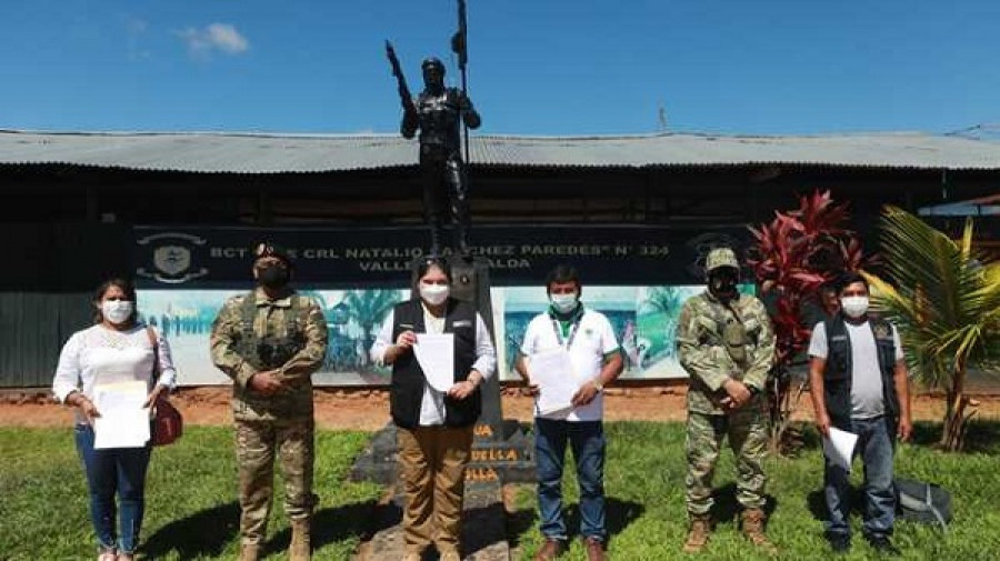 La ministra Nuria Esparch tras firmar el acuerdo para instalar la nueva en el Vraem. Foto MinDef Perú
