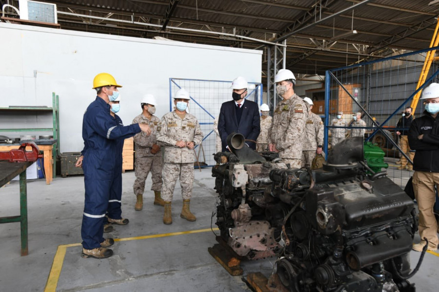 El ministro y el general Martínez en uno de los talleres de la unidad logística. Foto Ejército de Chile