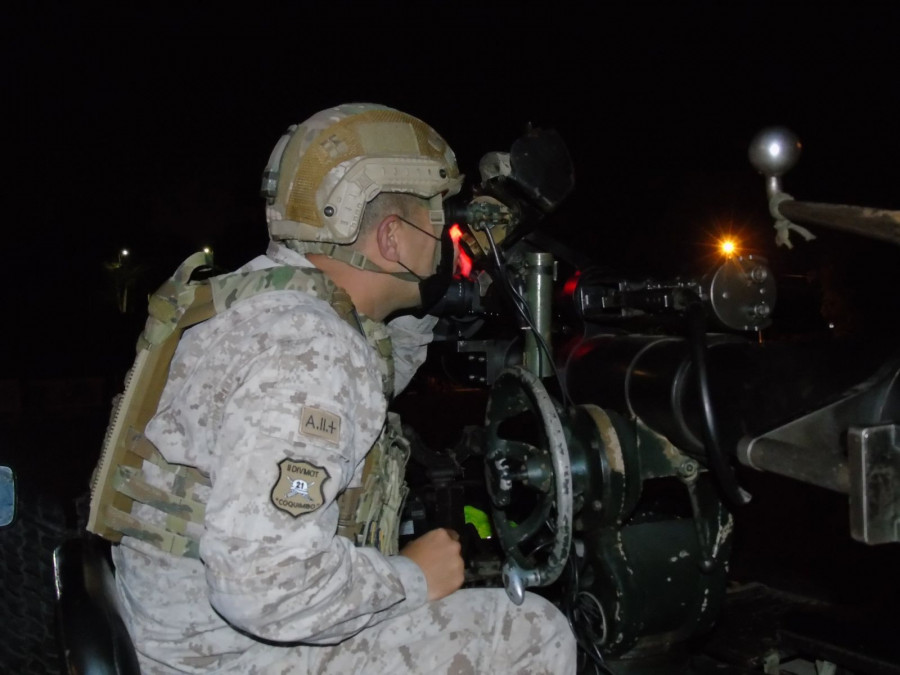 Los comandantes de pieza en instrucción de puntería con el visor nocturno NVS 800. Foto Ejército de Chile