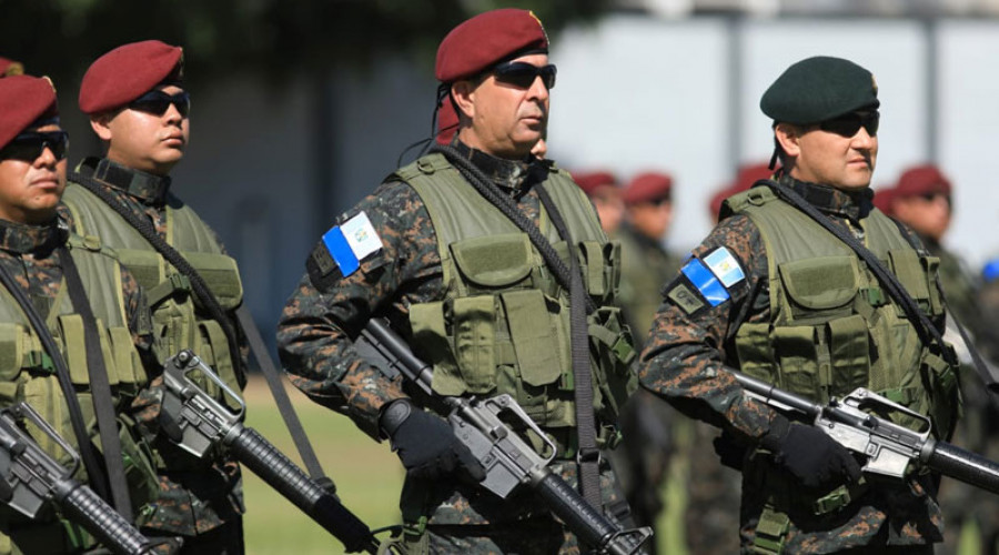 Militares guatemaltecos portando fusiles. Foto Ejército de Guatemala
