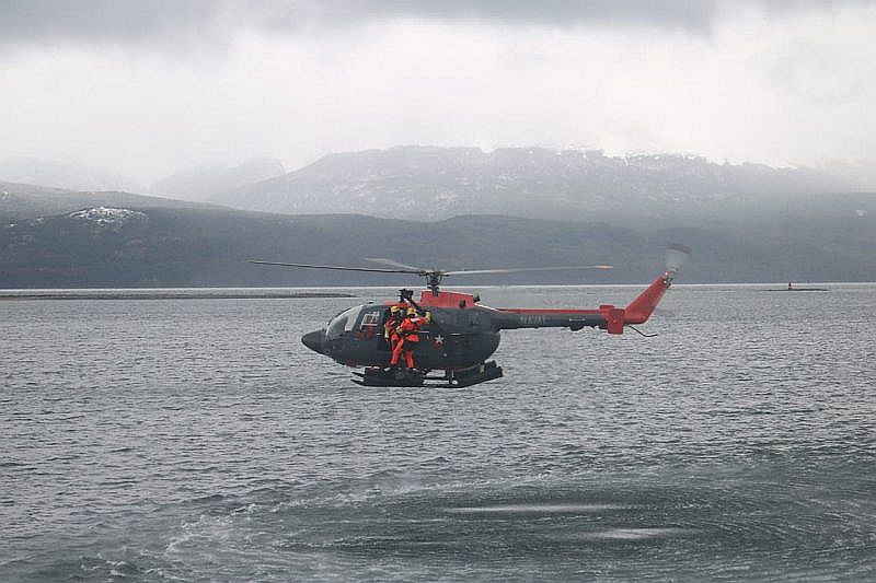 Helicóptero BO-105 CBS Bolkow apoyando entrenamiento de buzos de rescate en Magallanes. Foto Armada de Chile