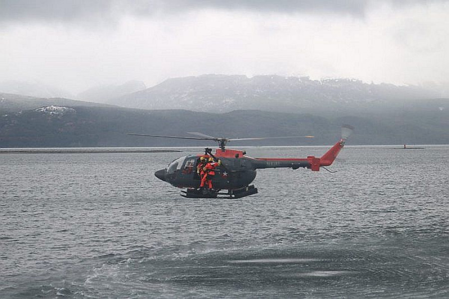 Helicóptero BO-105 CBS Bolkow apoyando entrenamiento de buzos de rescate en Magallanes. Foto Armada de Chile