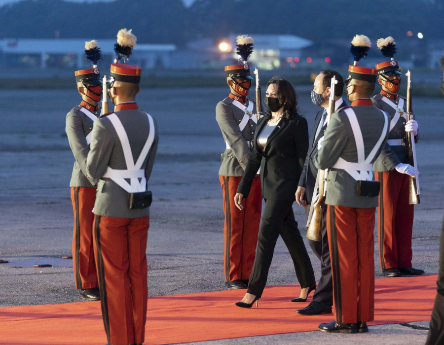 La vicepresidenta estadounidense Kamala Harris a su llegada a Guatemala, este domingo anterior. Foto Embajada de EE.UU. en Guatemala.