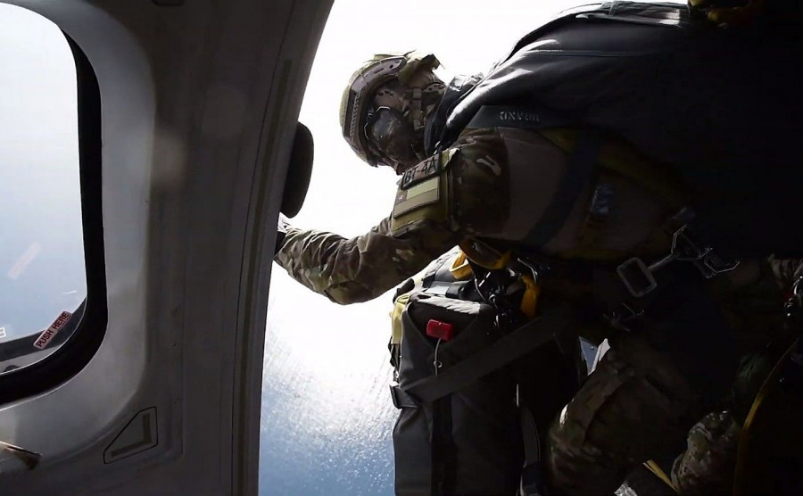 Operador del Comfues saltando desde un helicóptero Airbus AS332L Super Puma. Imagen Armada de Chile