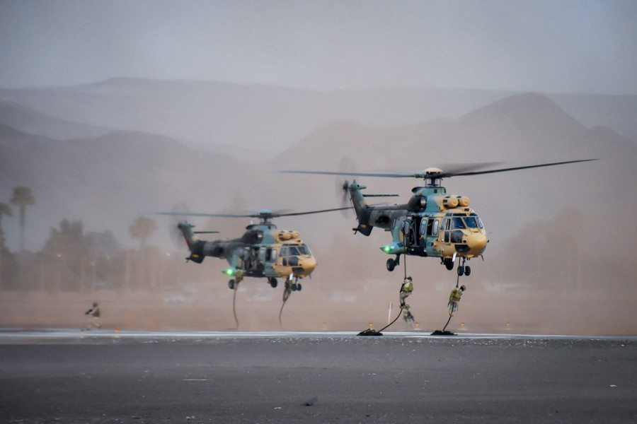 Descenso de efectivos desde un helicóptero Cougar empleando la técnica de fast rope. Foto Ejército de Chile