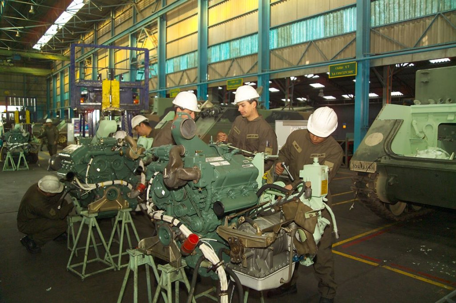 Mantenimiento de motores en el Regimiento Logístico del Ejército N° 3 Limache. Foto Ejército de Chile