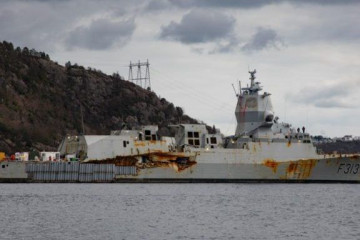 La fragata Helge Ingstad tras ser reflotada. Foto Armada de Noruega