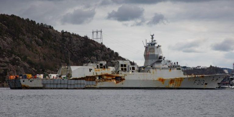 La fragata Helge Ingstad tras ser reflotada. Foto Armada de Noruega