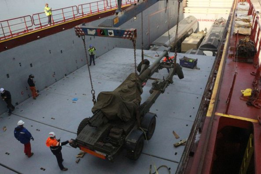 Traslado de los obuses SIAC en barco a Alemania. Foto Ejército de Tierra
