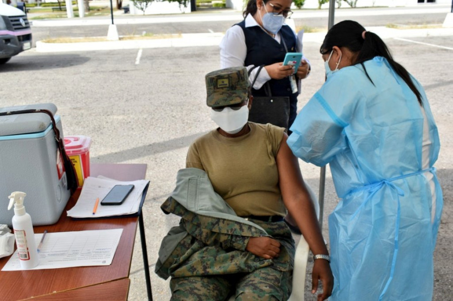 Vacunación de personal de la FAE. Fotos Fuerzas Armadas del Ecuador