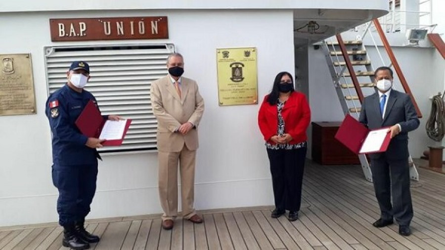 Placa que califica el BAP Unión como Embajada Itinerante del Perú. Foto Ministerio de Defensa