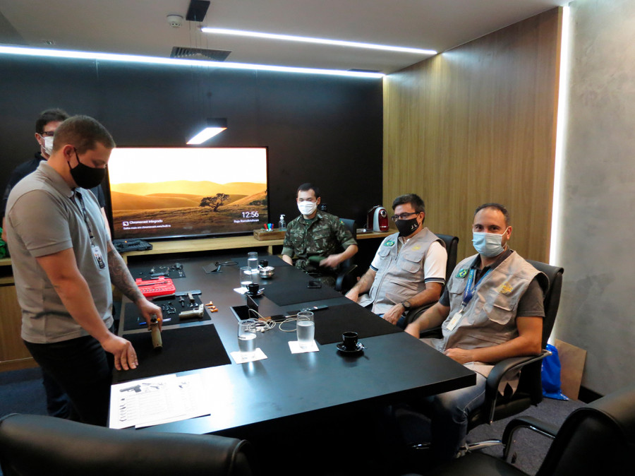 Técnicos da Imbel e pessoal da Sig Sauer reunidos em Brasília.