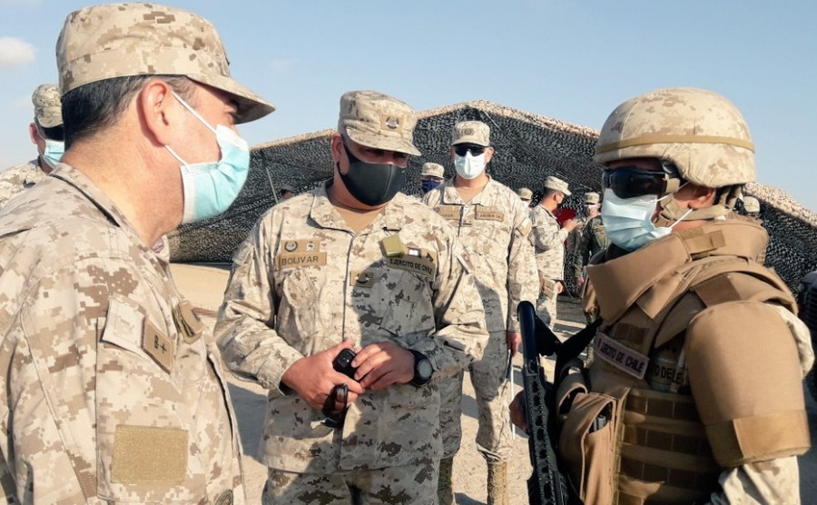 El general Weber junto a efectivos en un puesto de observación de la Brigada Motorizada N° 4 Rancagua en Arica. Foto Ejército de Chile