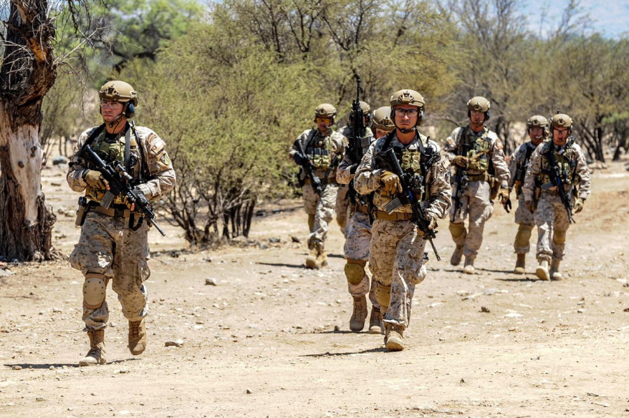 Material de entrenamiento y defensa para policías y militares