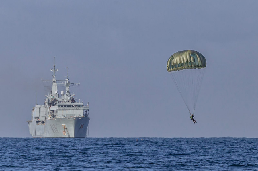 Paracaidista de la FGNE en un ejercicio en Galicia, Foto Armada