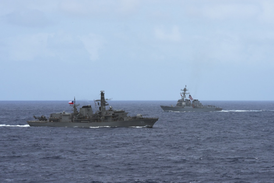 La fragata chilena Almirante Cochrane y el destructor estadounidense Howard en maniobras previas al ejercicio Rimpac 2016. Foto US Navy